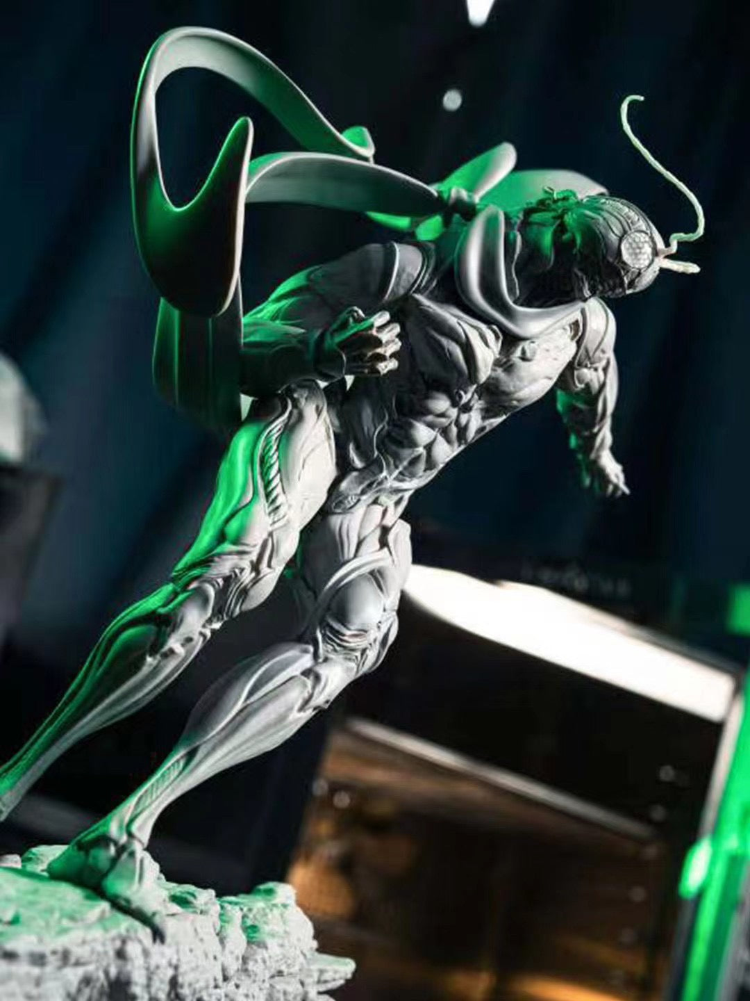 TianYe Studio x YE233 - Locust Man GK Kit | 蝗虫人白模