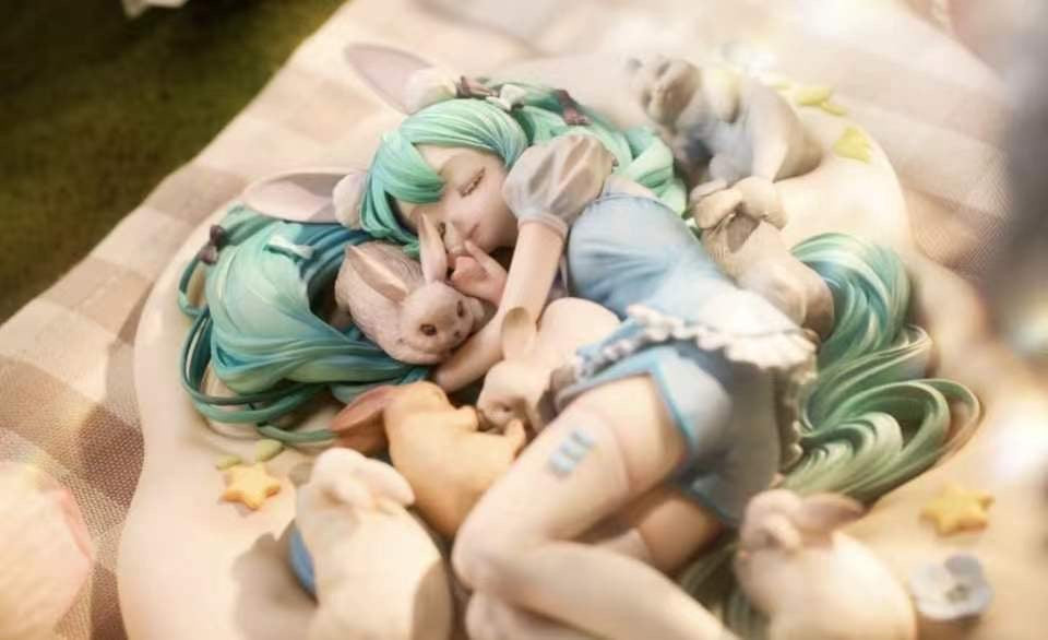 Liang Can Studio - Sleeping Rabbit Hatsune Miku | 眠兔 初音未来