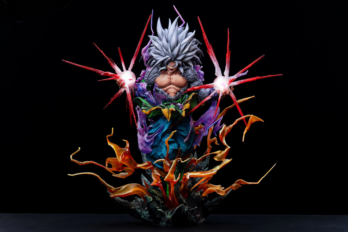 【Pre-sale】1/6 and 1/4 Scale SS4 and SS5 Goku with LED-Iron Curtain Studio